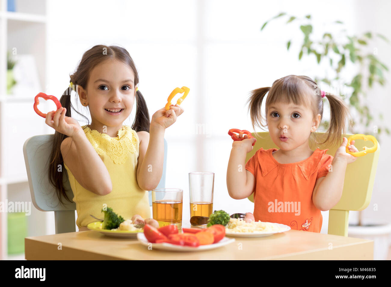 Happy Kids essen gesund essen im Kindergarten oder zu Hause Stockfoto