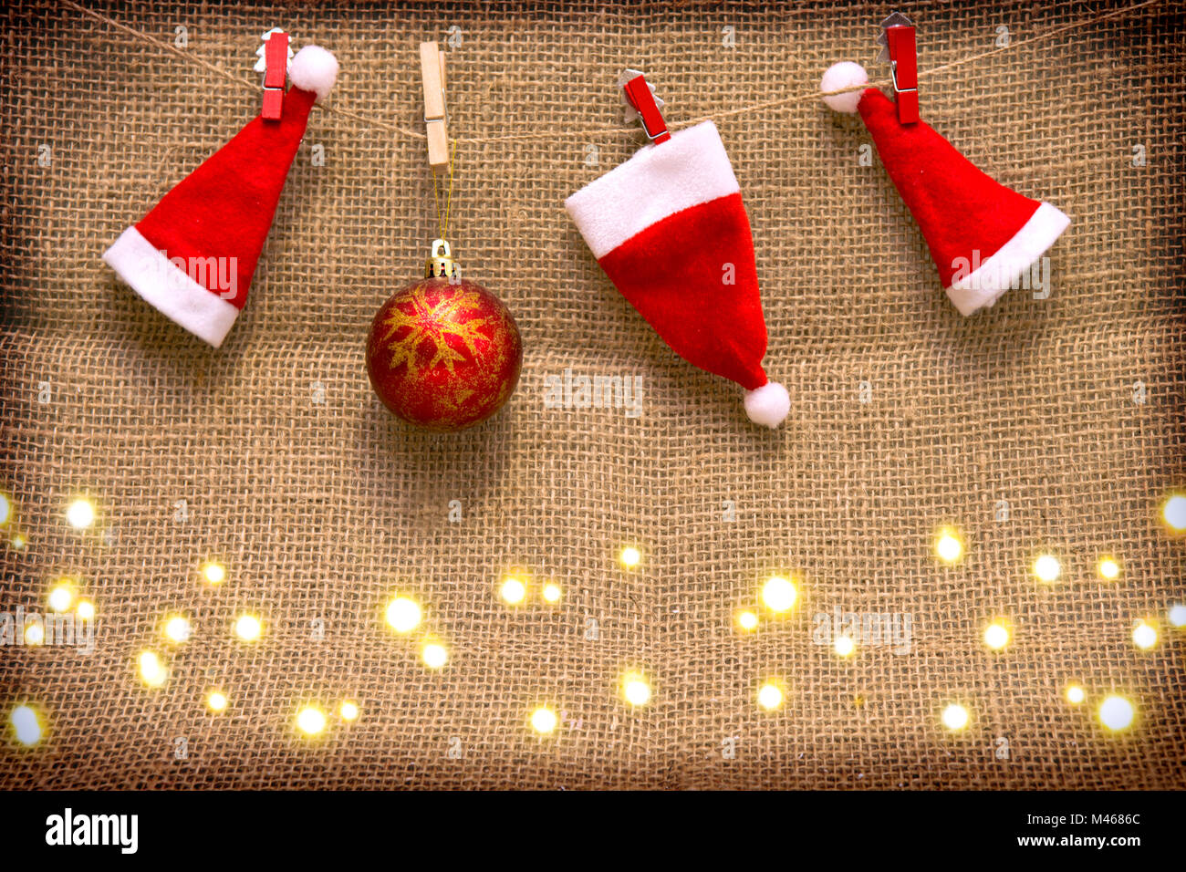 Drei Santa Hüte und Red christmas Ball isoliert. Stockfoto