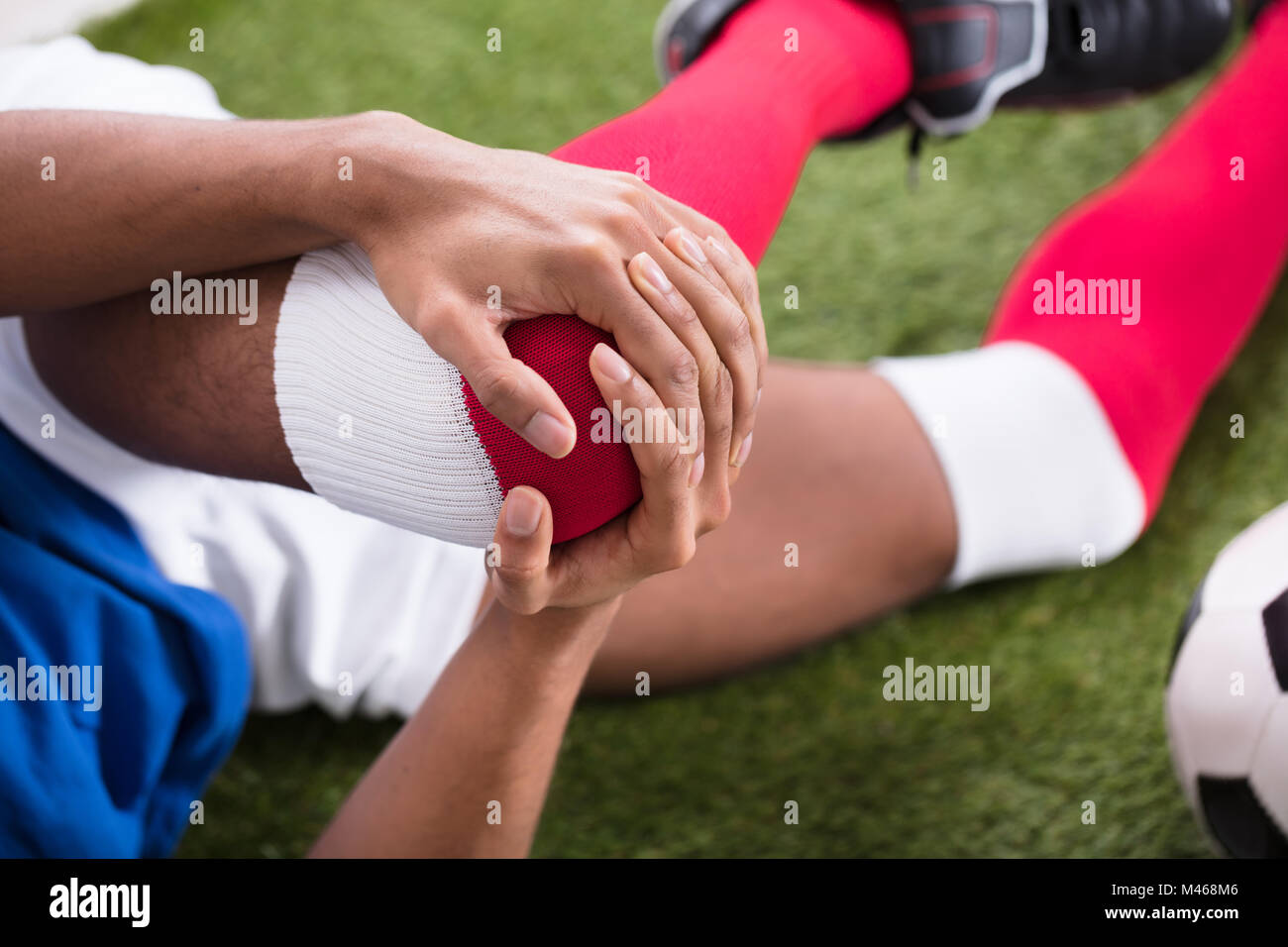 Nahaufnahme eines Verletzten männlichen Fußball-Spieler auf dem Feld Stockfoto