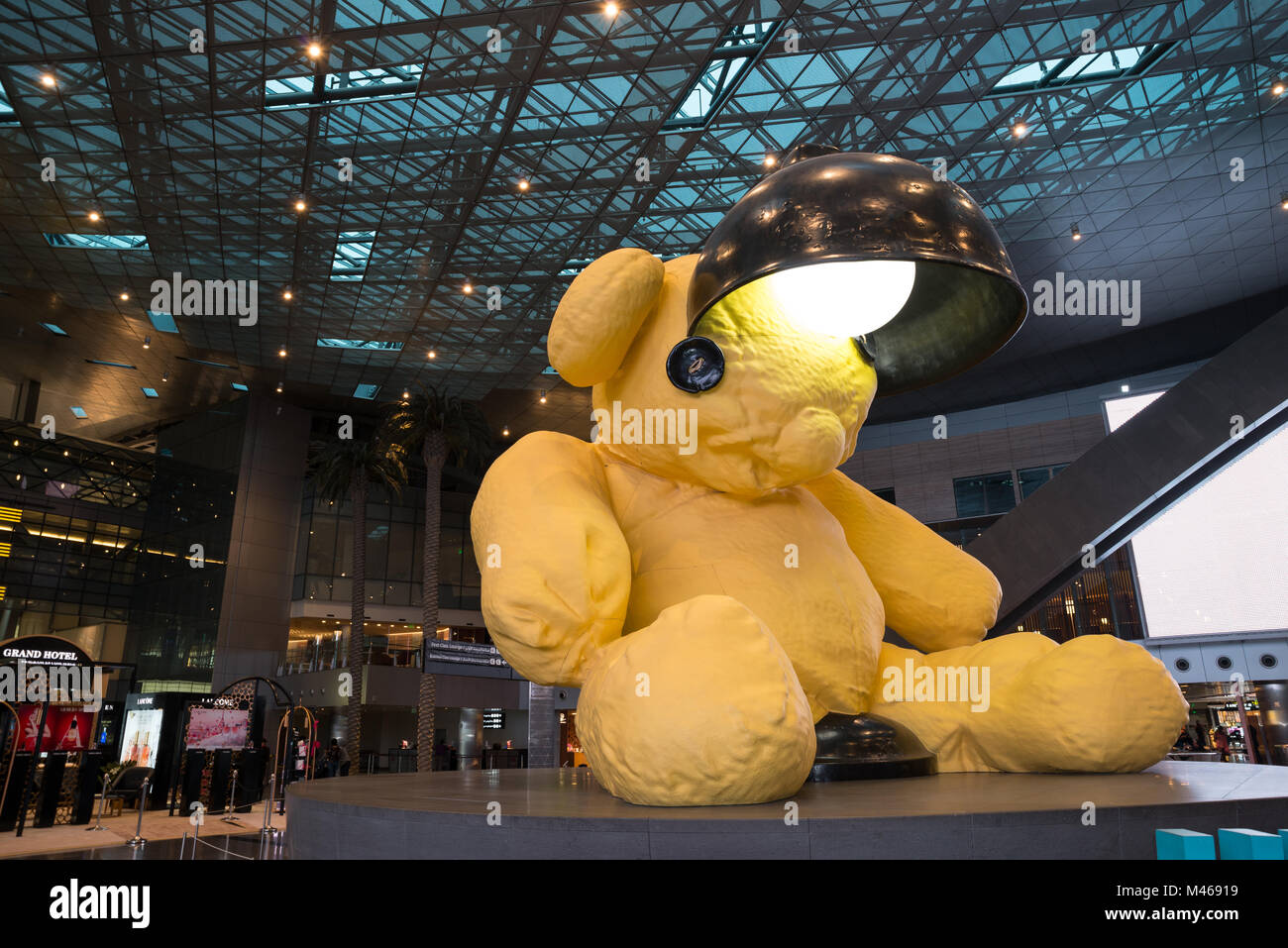 Lampe Bär Statue von Urs Fischer bei Hamad International Airport, Doha, Qatar Stockfoto