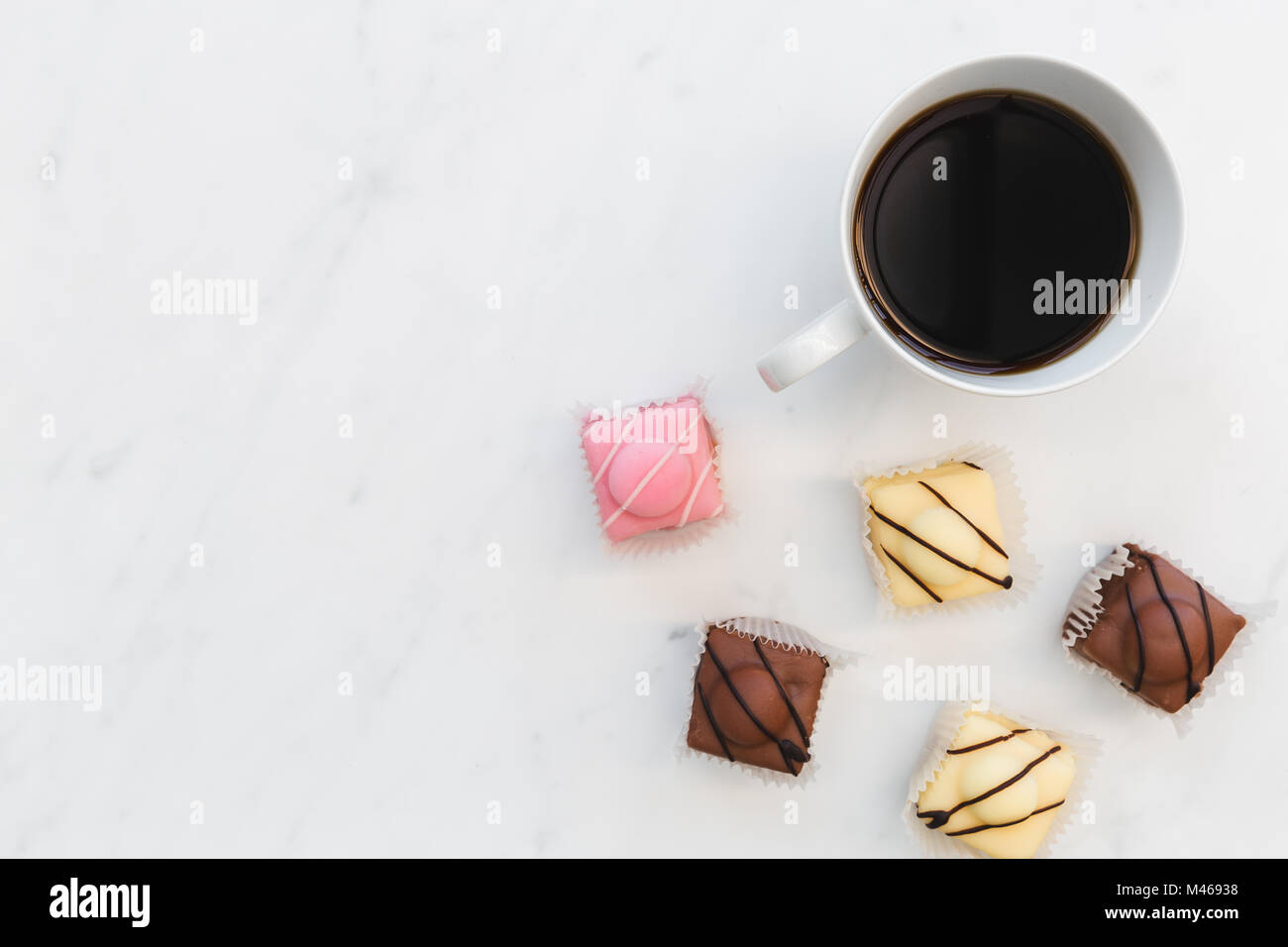 Kaffee und Kuchen Französische fondant Overhead auf weißem Hintergrund Stockfoto