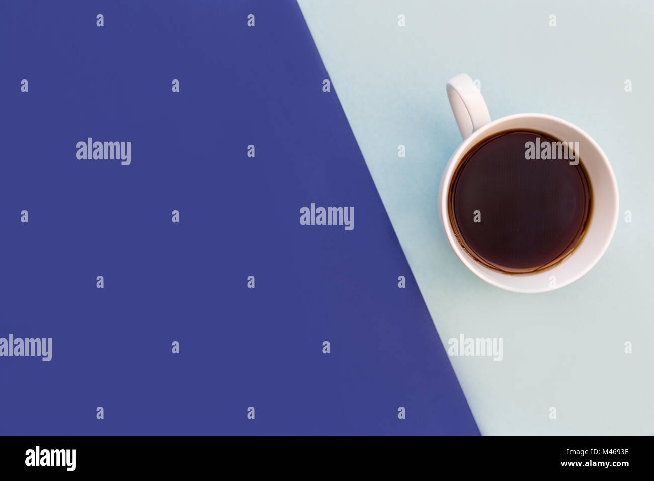 Minimale Kaffeetasse auf hellen und dunklen blauen Hintergrund mit Kopie Raum Stockfoto