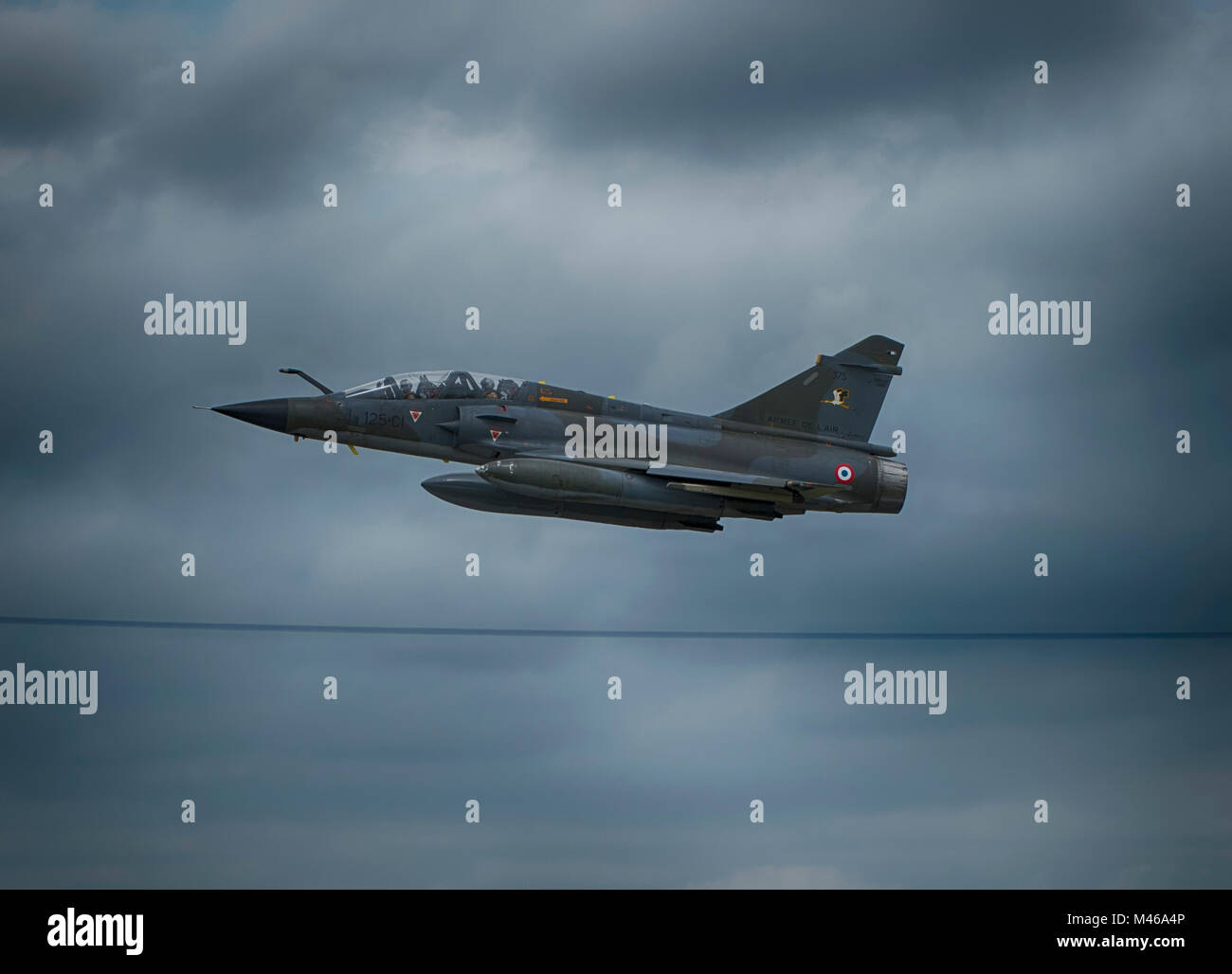 Französische Mirage 2000 Jet von Ramex Delta gegen den grauen Himmel der RIAT, RAF Fairford, England fliegen Stockfoto