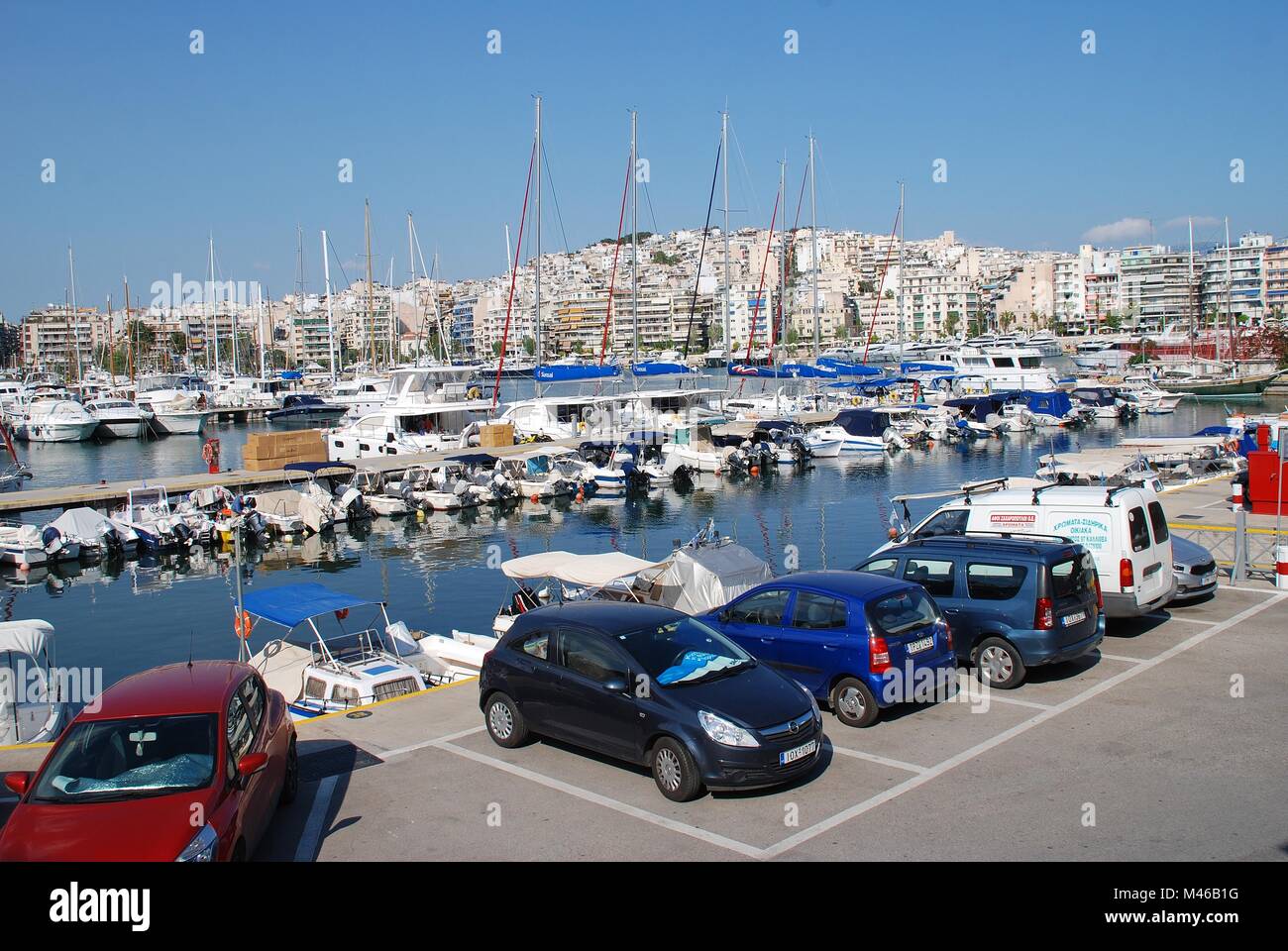 Boote in der Zea Marina am Hafen Piräus in Athen, Griechenland am 24. April 2017. Die 670 berth Marina wurde komplett aktualisiert und im Jahr 2004 renoviert. Stockfoto