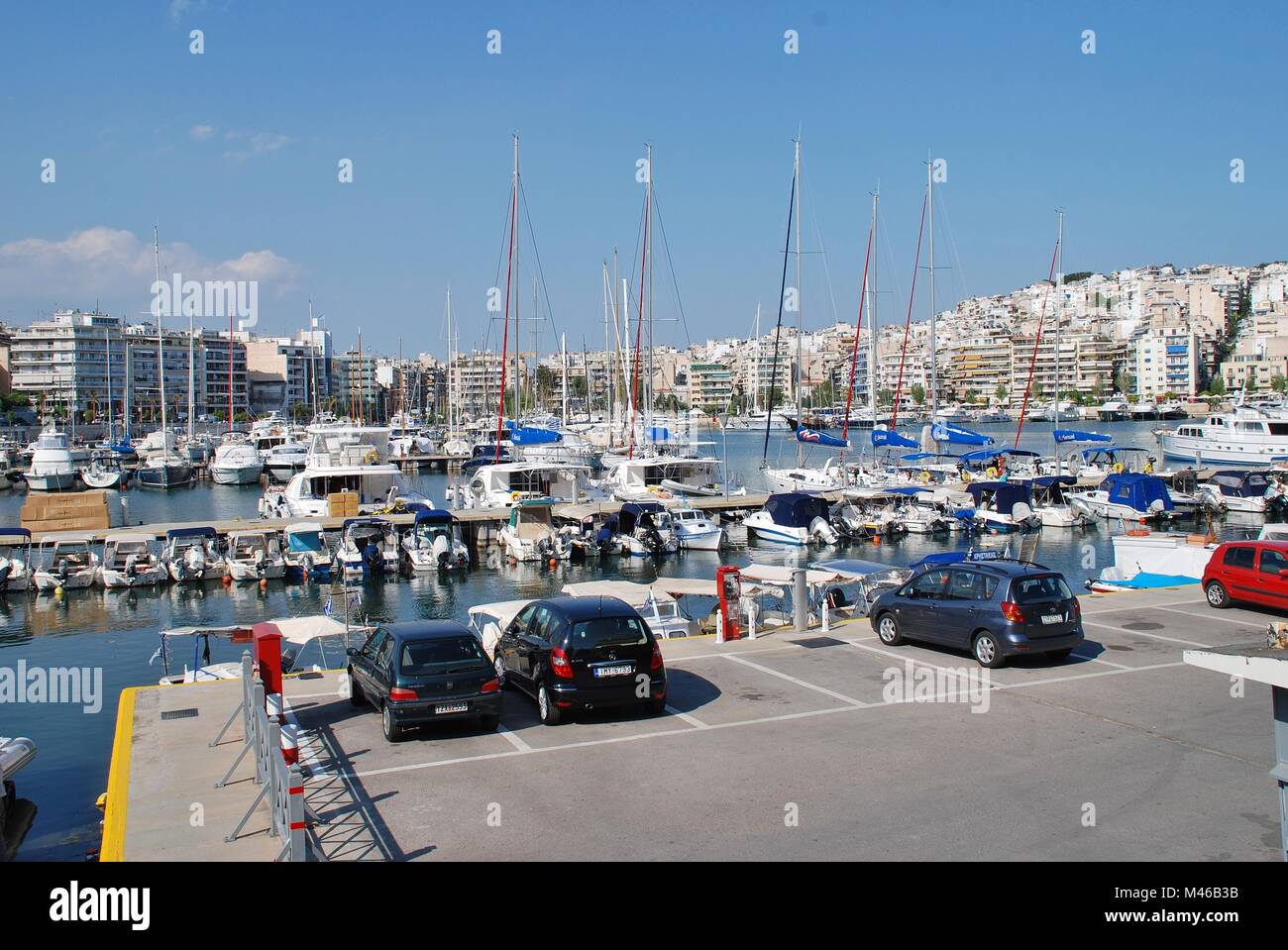 Boote in der Zea Marina am Hafen Piräus in Athen, Griechenland am 24. April 2017. Die 670 berth Marina wurde komplett aktualisiert und im Jahr 2004 renoviert. Stockfoto