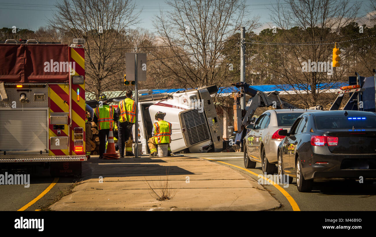 Logging Truck auf Nord-Carolina Landstraße umgeworfen mit Arbeitnehmern bis Reinigung.. Stockfoto