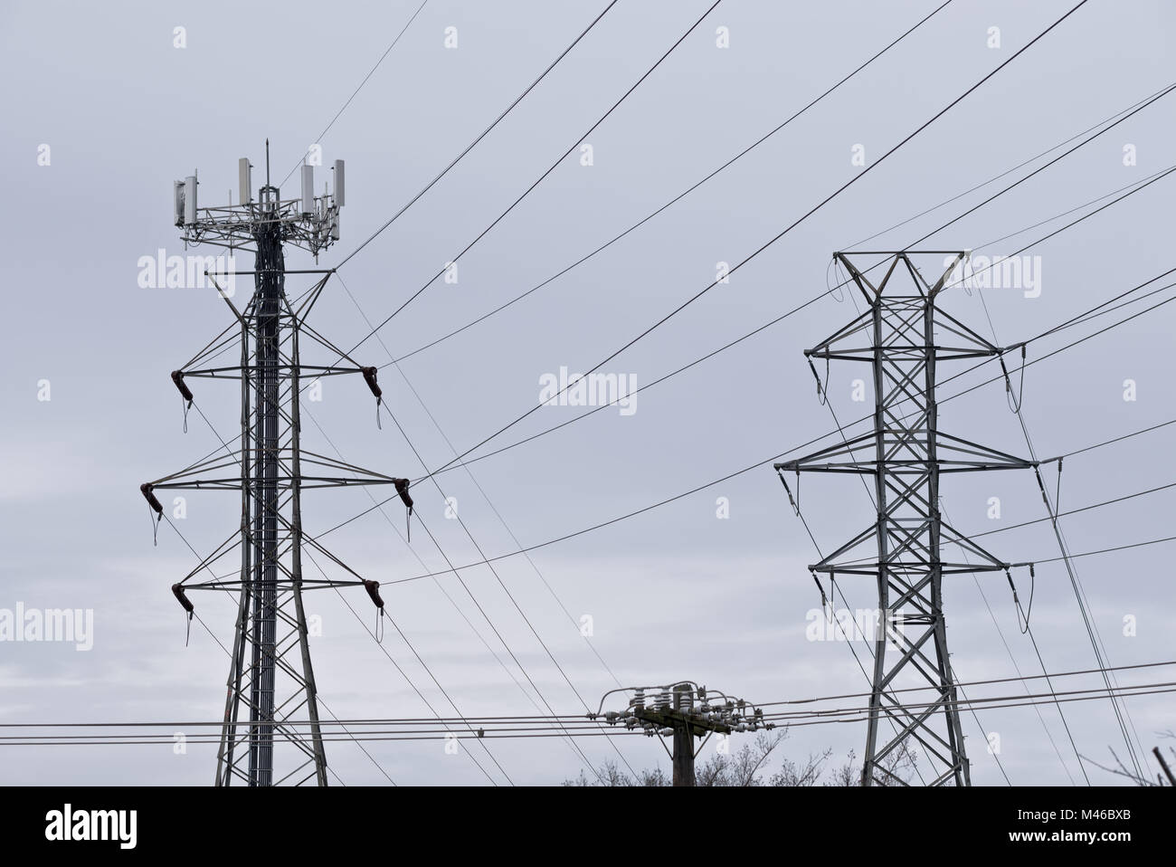 Kommunikation Antennen auf elektrische Power Transmission Line Towers Stockfoto