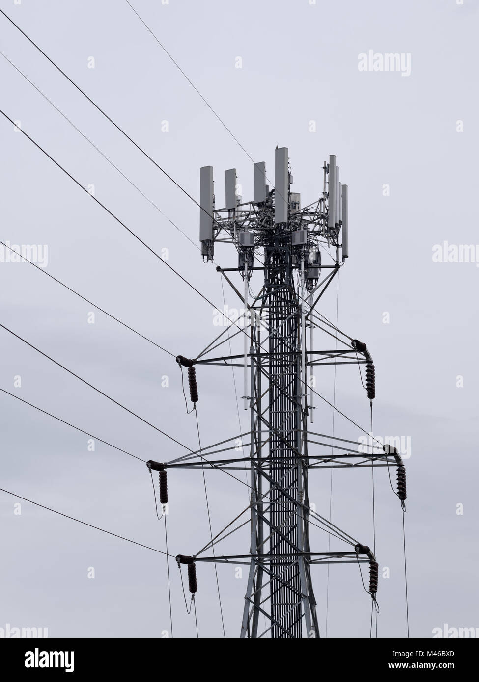 Kommunikation Antennen auf elektrische Power Transmission Line Towers Stockfoto