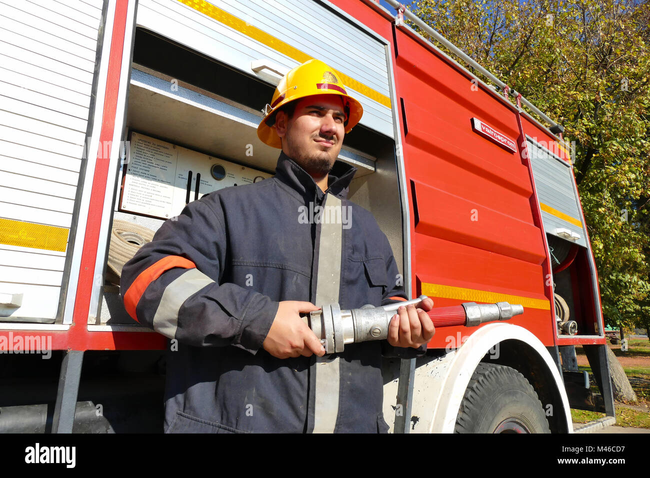 Feuerwehrmann mit Schlauch Stockfoto