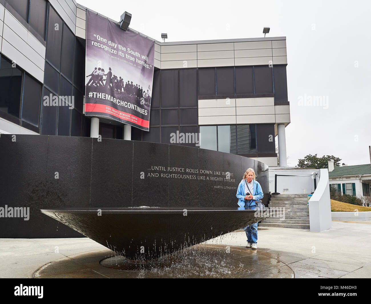 Weiße Kaukasier reife oder älteren Frau betrachtet vor der Bürgerrechte Memorial Center Hommage an Martin Luther King Jr in Montgomery AL USA Stockfoto