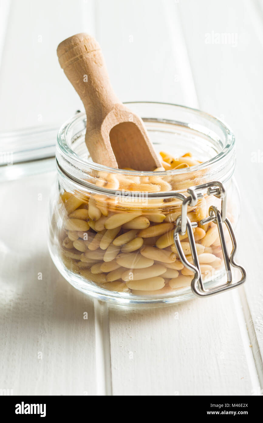 Gesunde Pinienkerne in jar. Stockfoto