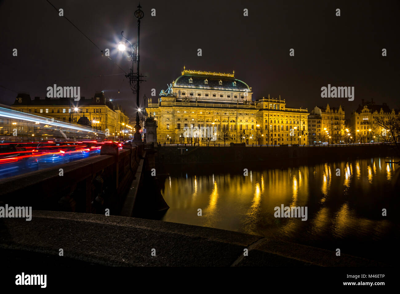 Nachtansicht des Vltava Flusses mit dem Dominanten des Nationalen Theaters in Prag, Tschechische Republik Stockfoto