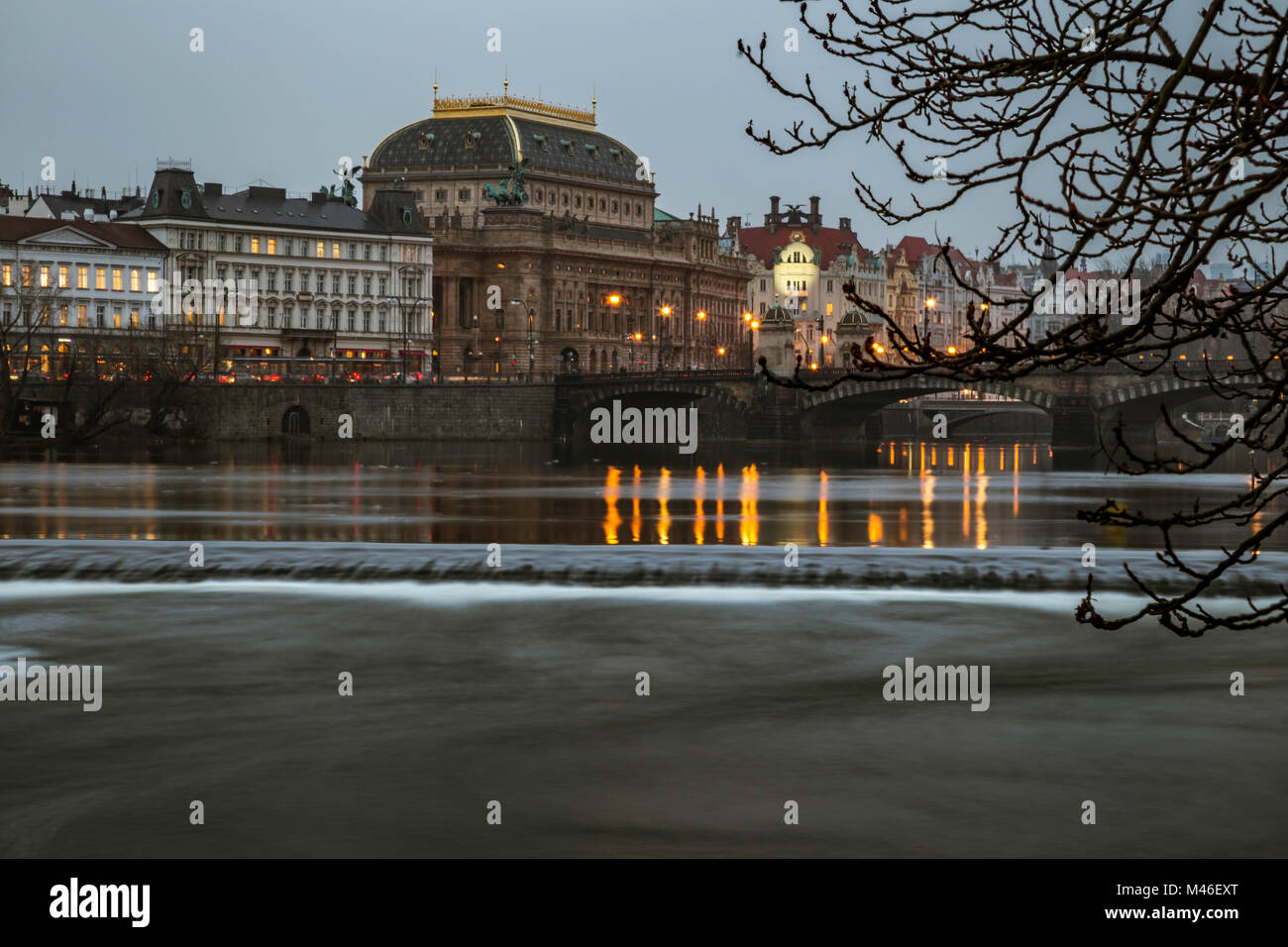 Die nacht Blick auf dem Prager Nationaltheater über dem Fluss Vltava, Tschechische Republik. Stockfoto