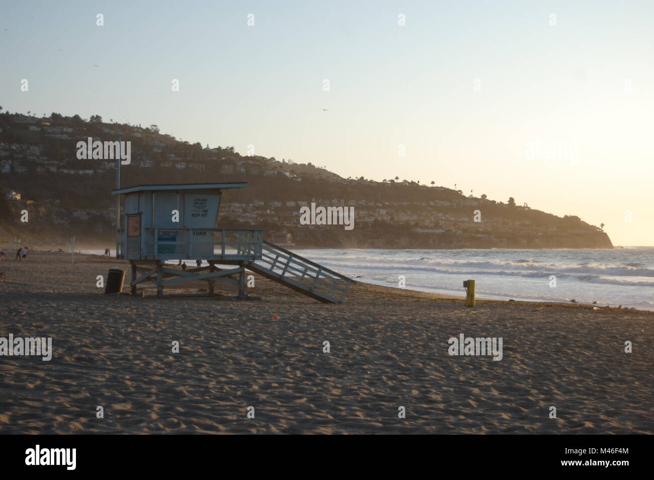 Sonnenuntergang auf dem Torrance Beach Lifeguard Tower Stockfoto