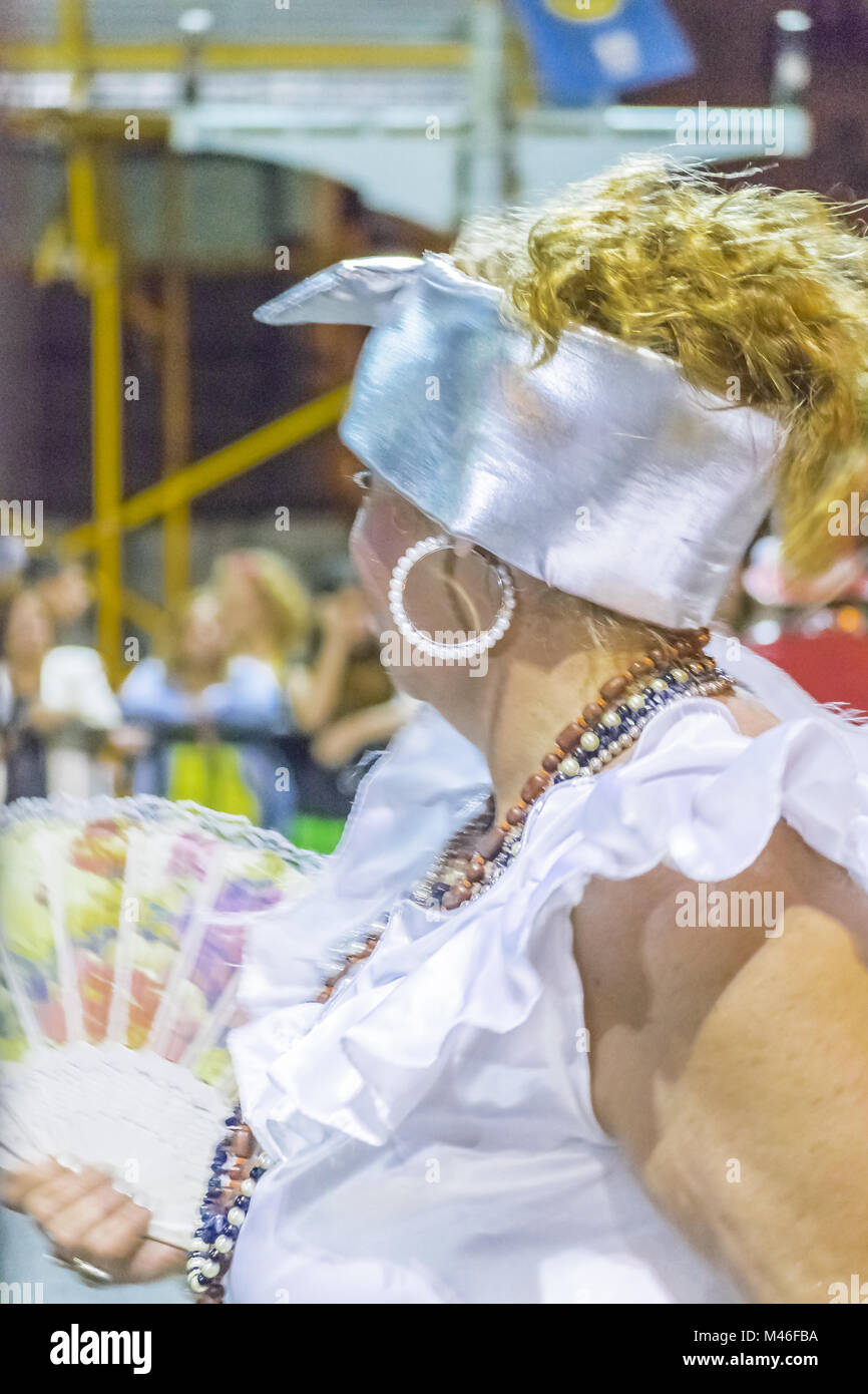 Kostümierte ältere Frau Tänzer bei Karnevalsumzug von Uruguay Stockfoto
