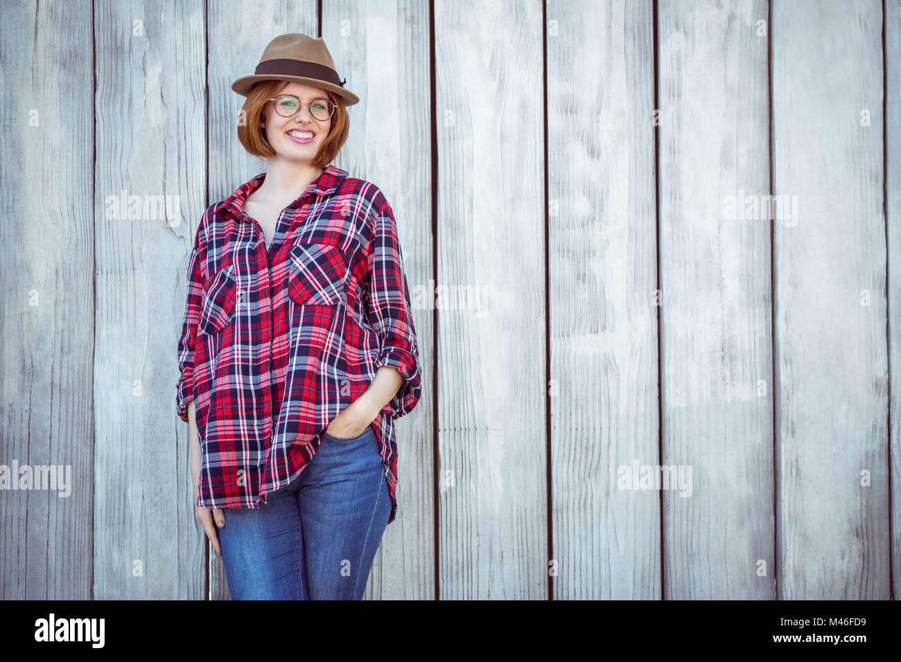 lächelnde Frau Hipster mit der Hand in der Tasche Stockfoto