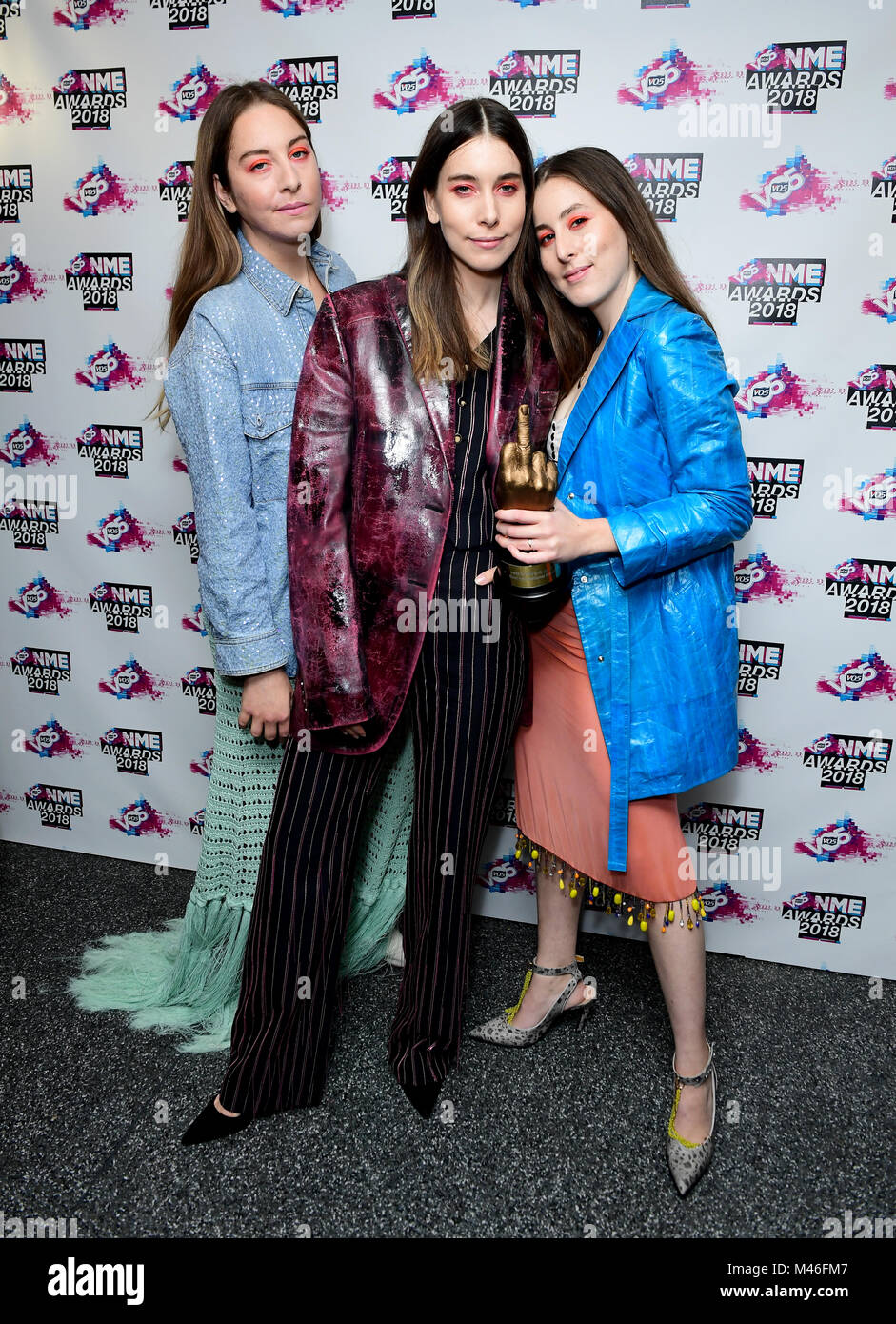 HAIM halten den Preis für die Beste internationale Band im Auszeichnungen Zimmer im VO 5 NME Awards 2018 in der O2 Academy Brixton, London statt. Stockfoto