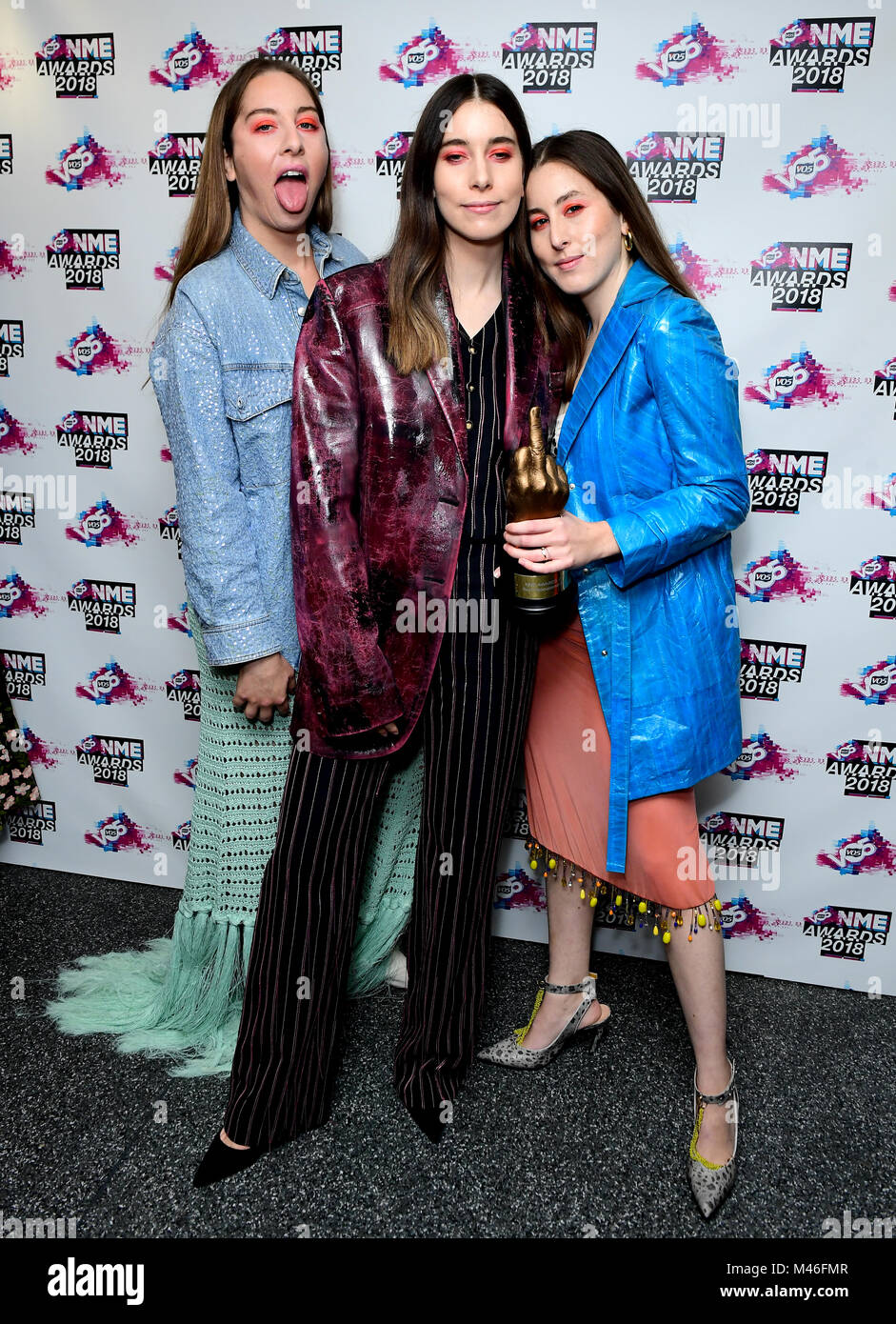 HAIM halten den Preis für die Beste internationale Band im Auszeichnungen Zimmer im VO 5 NME Awards 2018 in der O2 Academy Brixton, London statt. Stockfoto