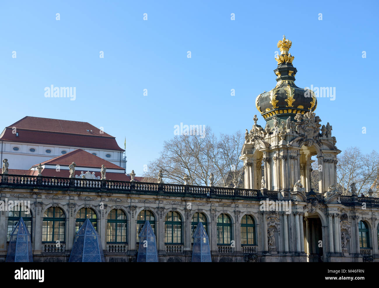 Blick auf Südosteuropa - Galerie der Porzellansammlung und Crown Gate (kronentor), die barocke gewölbten Turm der Haupteingang in der Zwinger, Dresden, Sächsische Stockfoto