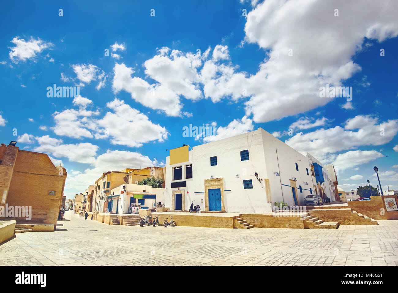 Stadtbild mit typischen Häusern in der Nähe der Großen Moschee von Kairouan. Tunesien, Nordafrika Stockfoto