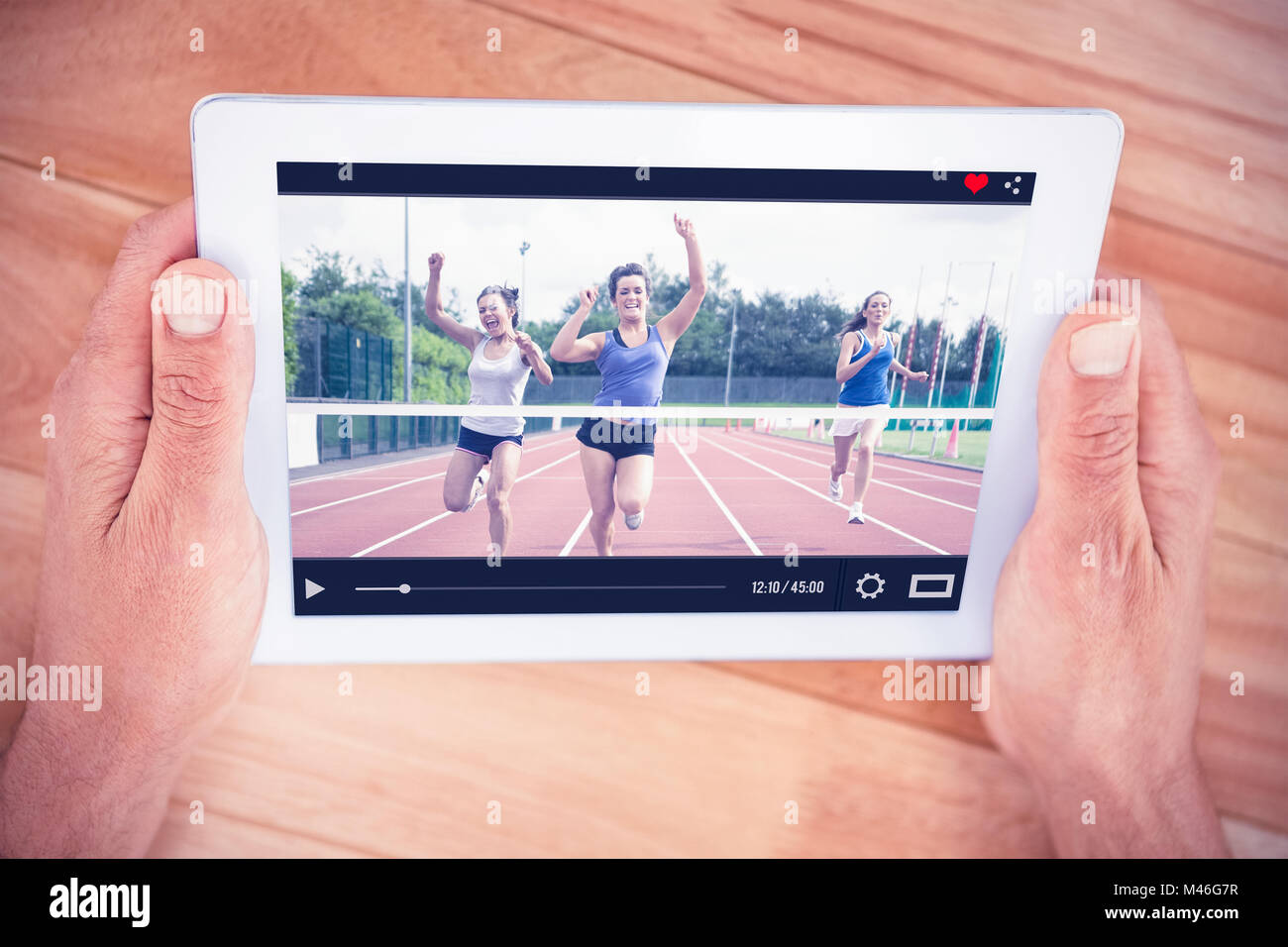 Zusammengesetztes Bild des Athleten feiern, wie sie die Ziellinie Stockfoto