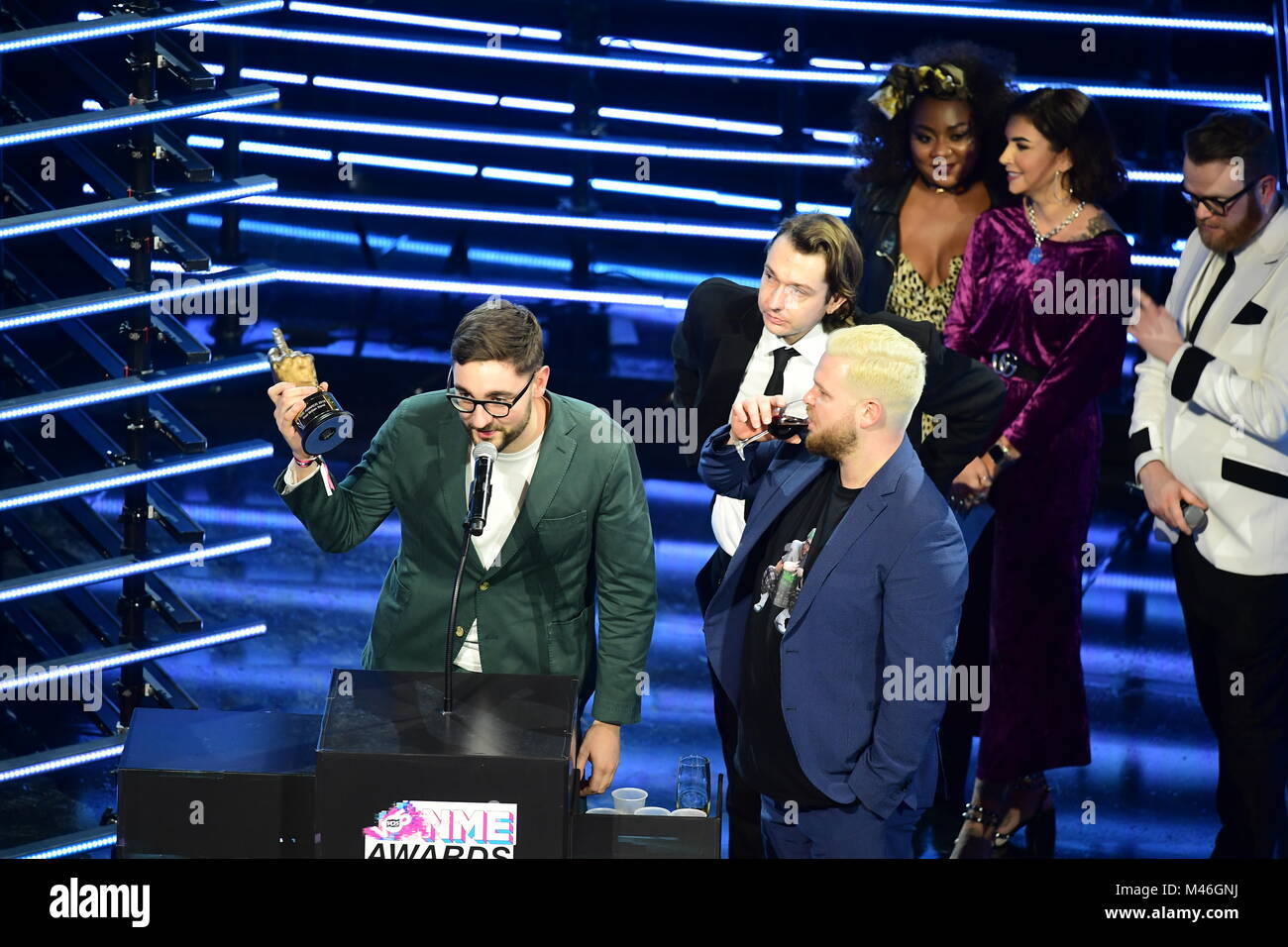 Alt-J Sammeln der Award für den besten britischen Band am VO 5 NME Awards 2018 in der O2 Academy Brixton, London statt. Stockfoto