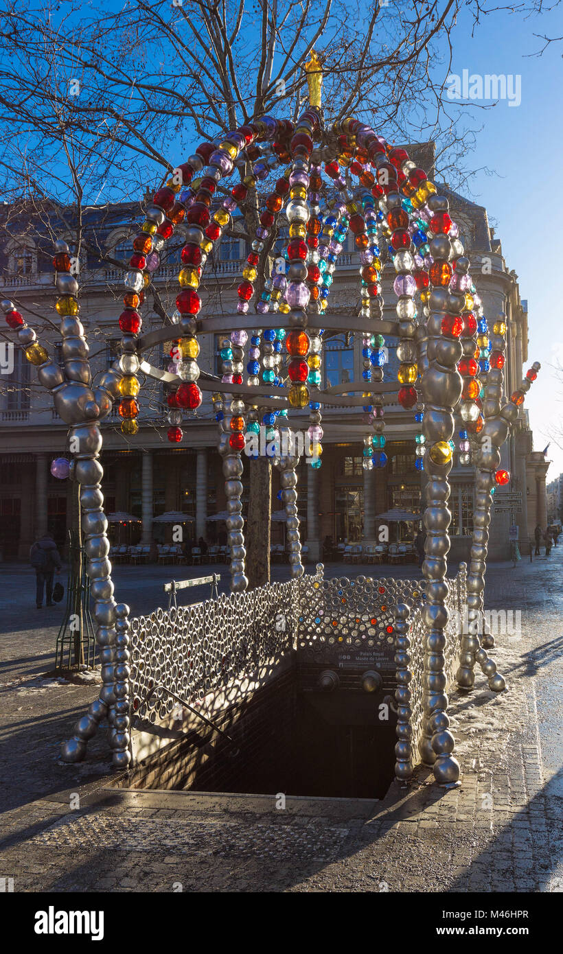 Paris, France-February 10, 2018: Die u-bahn Eintrag Palais Royal, Zeile 7, Paris, Frankreich Stockfoto