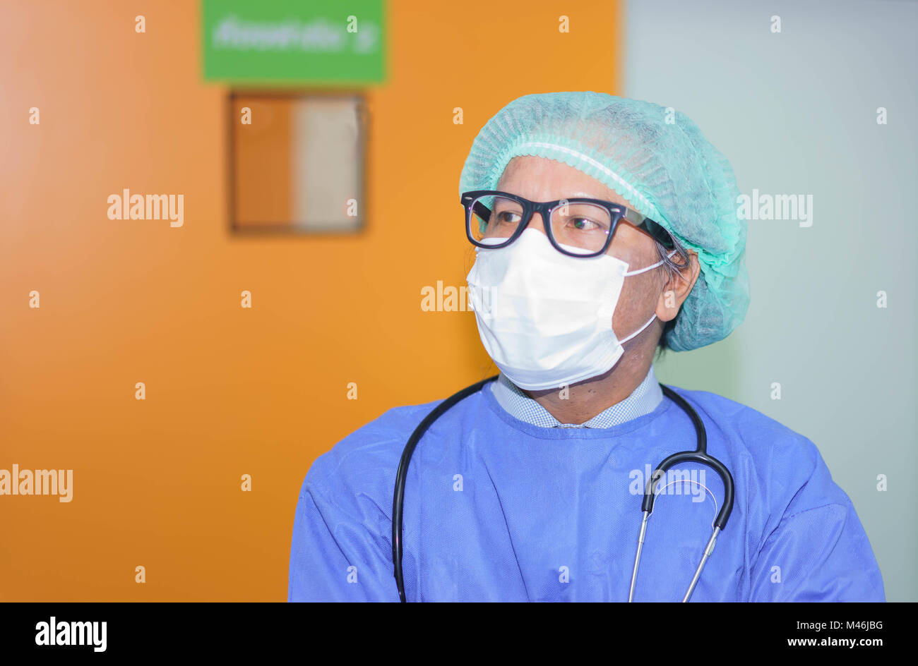 Chirurg mittleren Alters in einem Krankenhaus in Thailand. Stockfoto