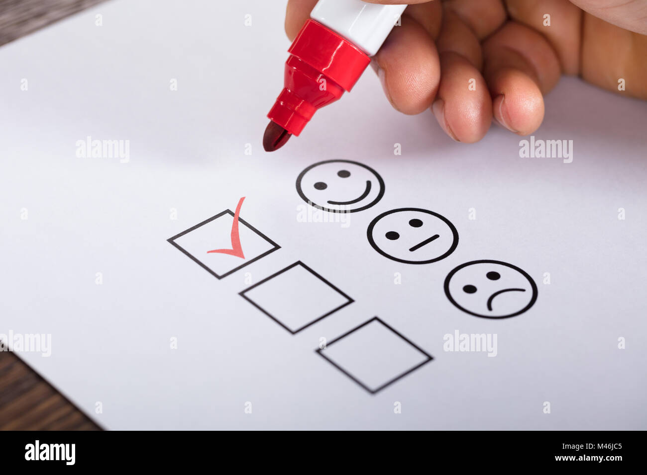 Häkchen in Checkbox auf exzellente Kundenzufriedenheit Umfrage Formular Stockfoto