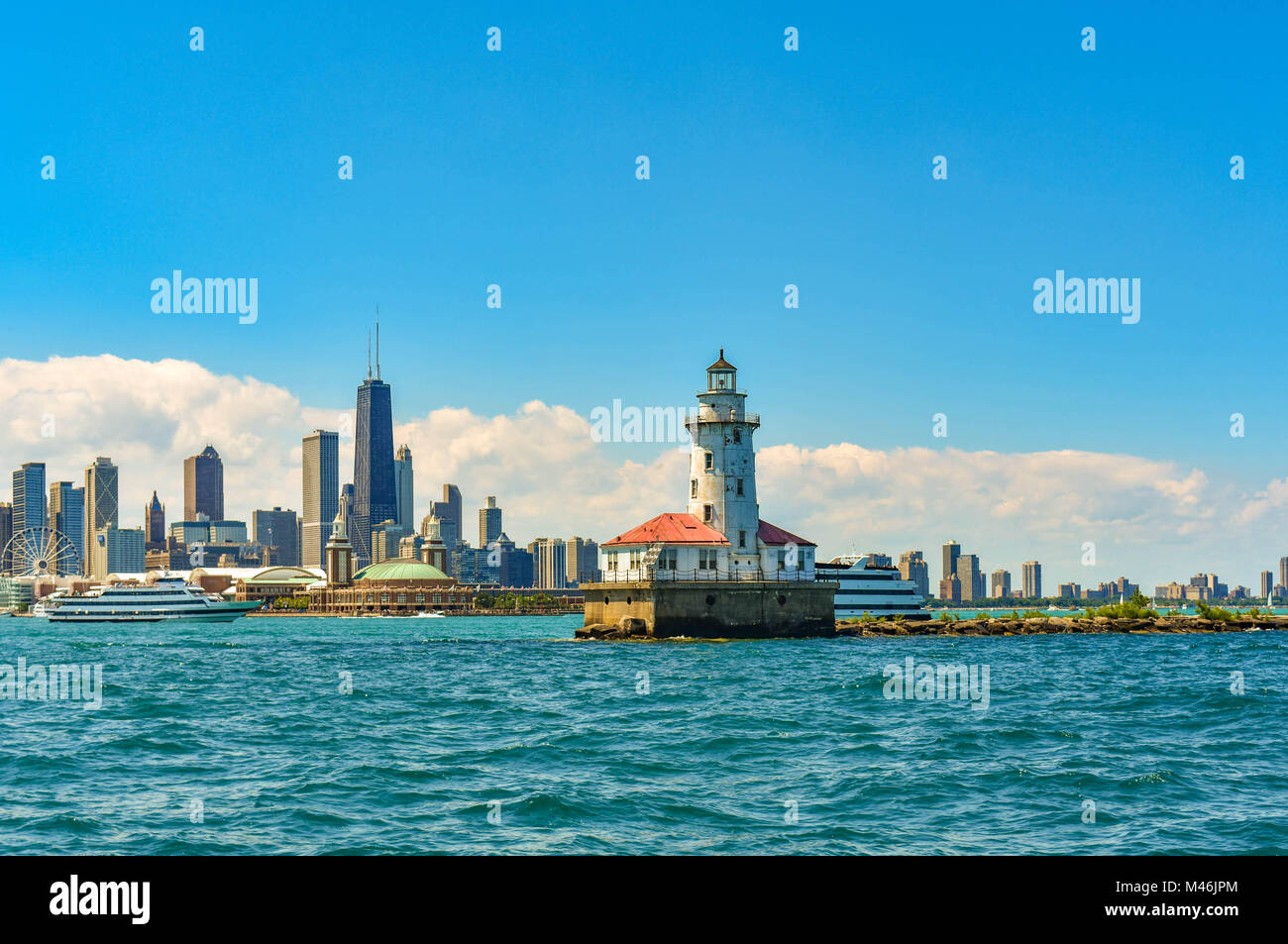 Blick auf die Innenstadt von Chicago, der Navy Pier, und ein Licht Haus von einem Wassertaxi. Stockfoto