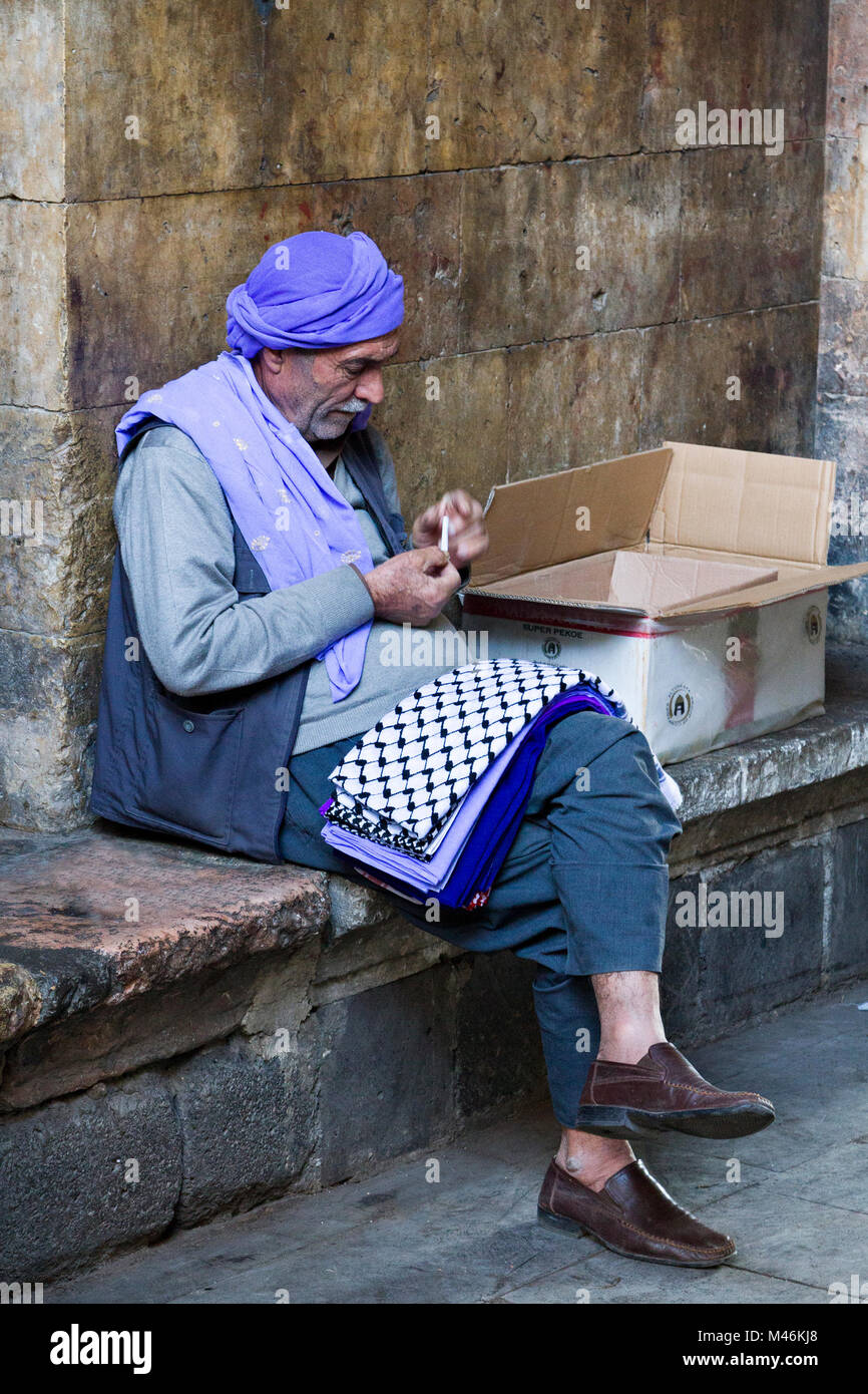 Lokaler Mann rollt seine Zigarette, in Sanliurfa, Türkei. Stockfoto