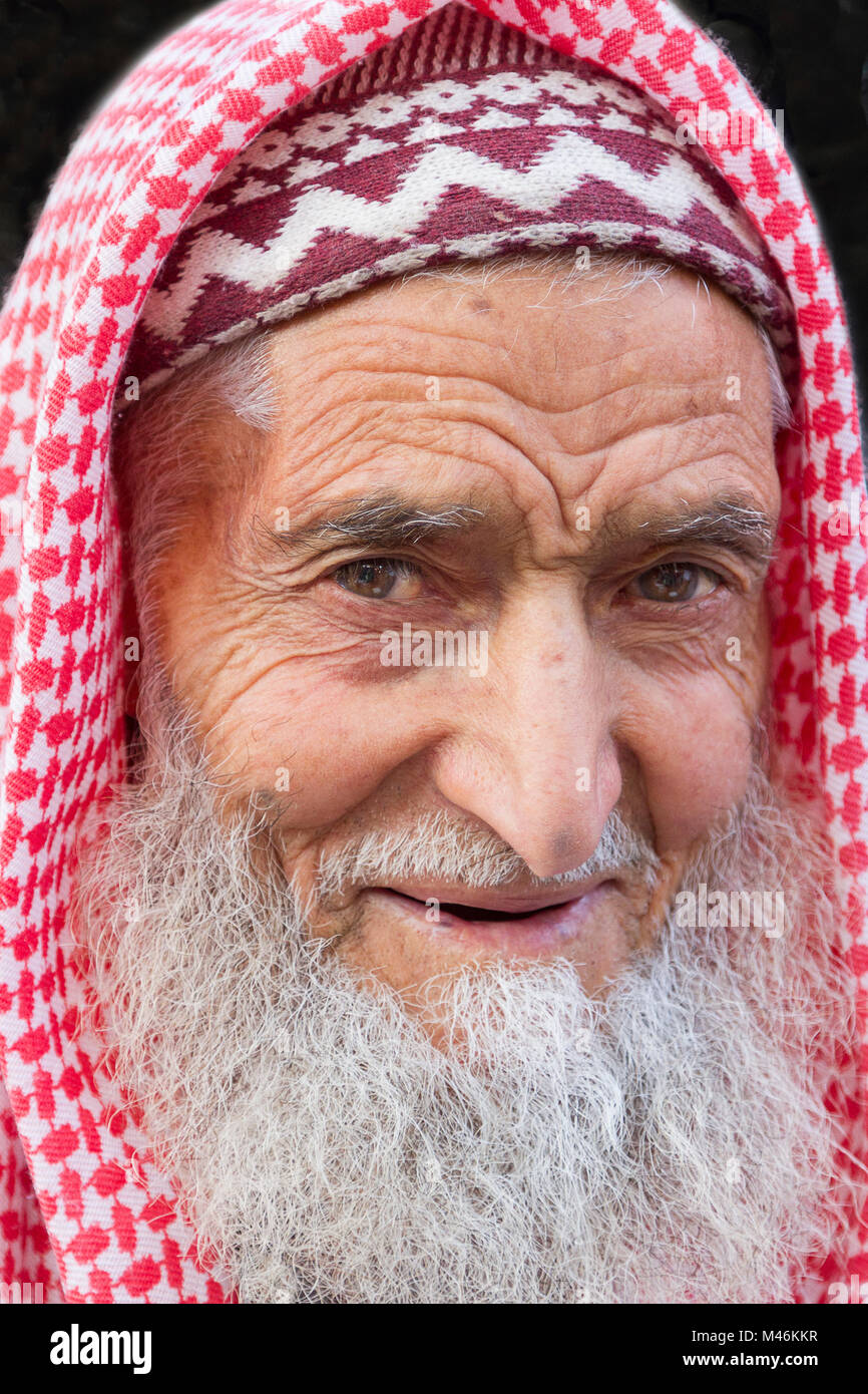 Portrait eines älteren Mannes in lokalen Kopfschmuck, in Sanliurfa, Türkei. Stockfoto