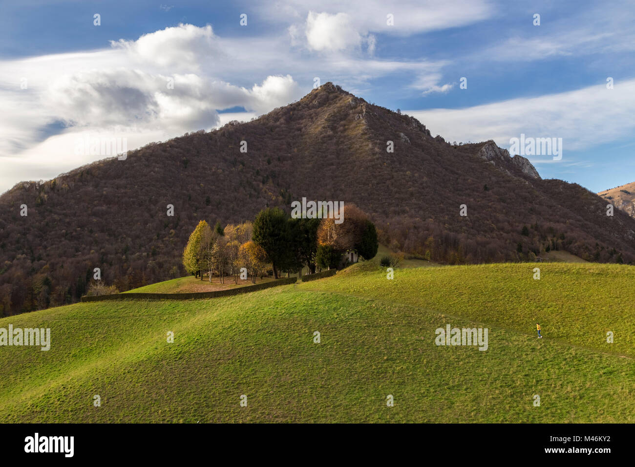 Blick auf die typischen Roccolo (ein Vogel Jagdhütte) im Herbst in Valpiana, Serina, Val Serina, Bergamo, Lombardei, Italien. Stockfoto