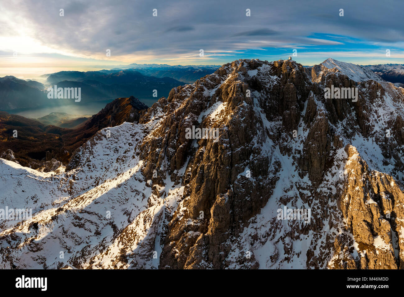 Panoramablick auf den Gipfel des Monte Grigna Meridionale bei Sonnenuntergang im Winter, grigna meridionale, Provinz von Lecco, Lombardei, Italien, Europa Stockfoto