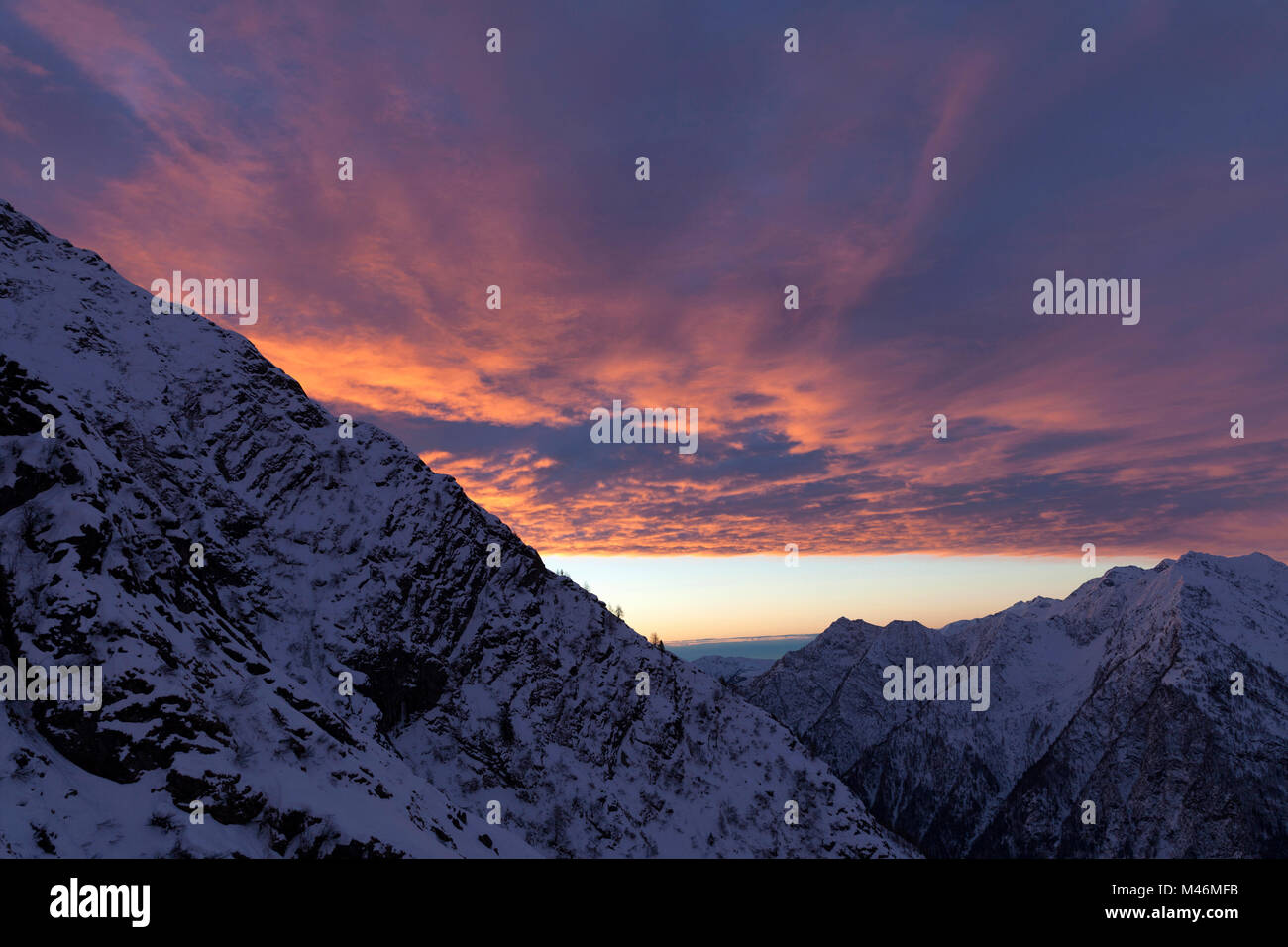 Sonnenaufgang auf dem Valsesia im Winter von der Alpe Sattal, Alagna Valsesia, Provinz Vercelli, Piemont, Italien Stockfoto