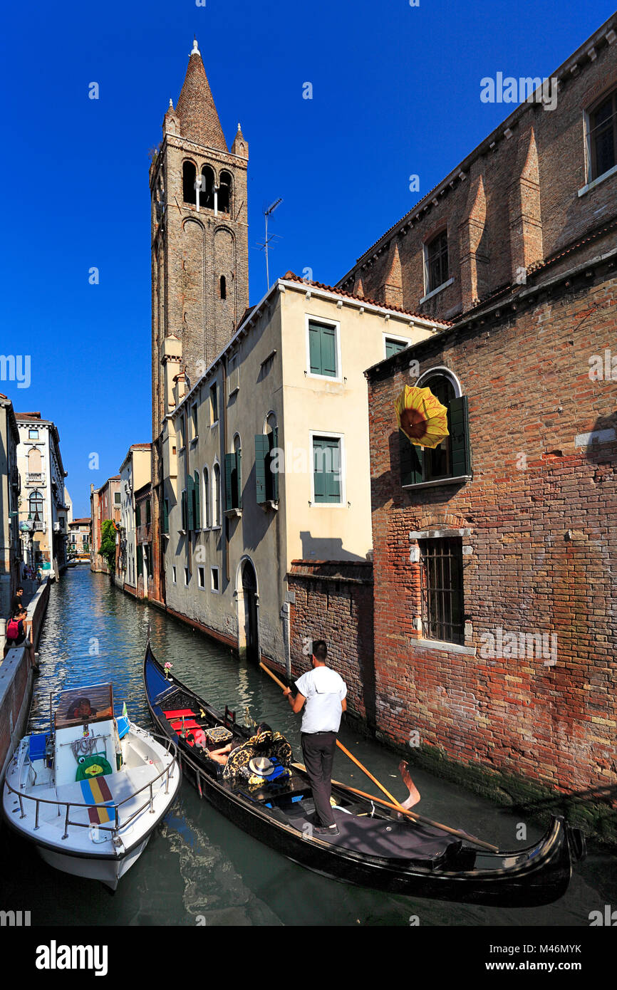 Venedig, Venetien/Italien - 2011/12/05: Stadtzentrum Venedig - St. Barnaba Kirche vom St. Barnaba Square und der Fondamenta Gherardini Stockfoto