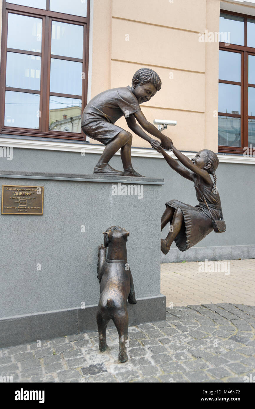 Kasan. Russland - September 21, 2017: Skulptur Zusammensetzung Vertrauen von Bildhauer Fanil Valiullin 2016 Stockfoto