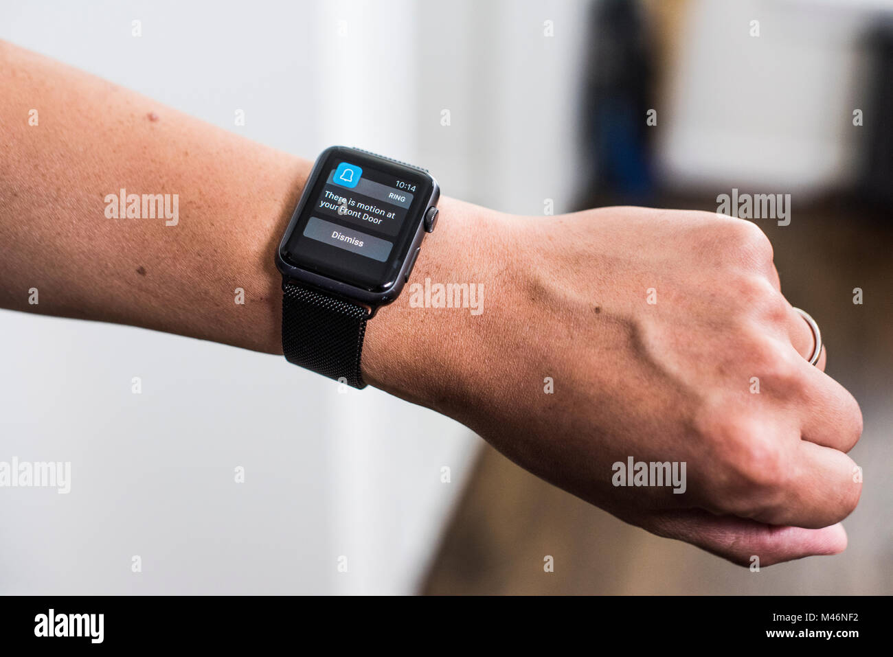 Smart watch Technik Alarmierung Hausbesitzer der Tätigkeit vor seiner Tür. Stockfoto