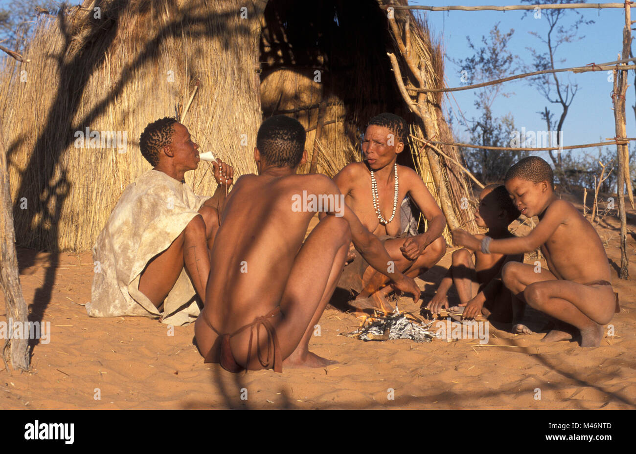 Namibia. Kalahari Wüste. In der Nähe von Keetmanshoop. Buschmann, traditionelle Art zu leben. Stockfoto