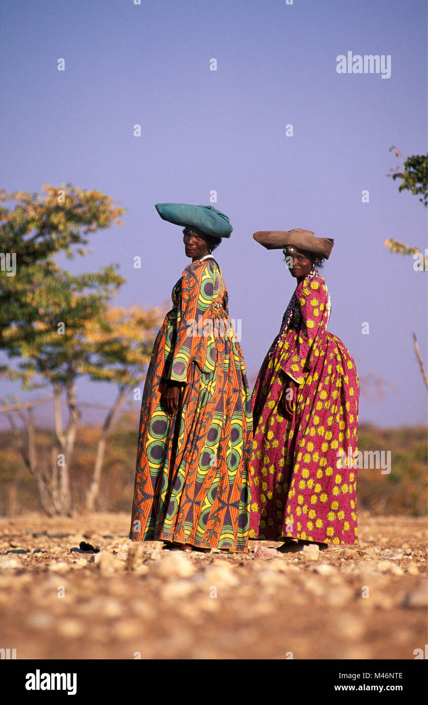 Namibia. Kaokoveld, in der Nähe von Opuwo. Herero Frauen. Typische Vicotorian kleid und hut. Stockfoto