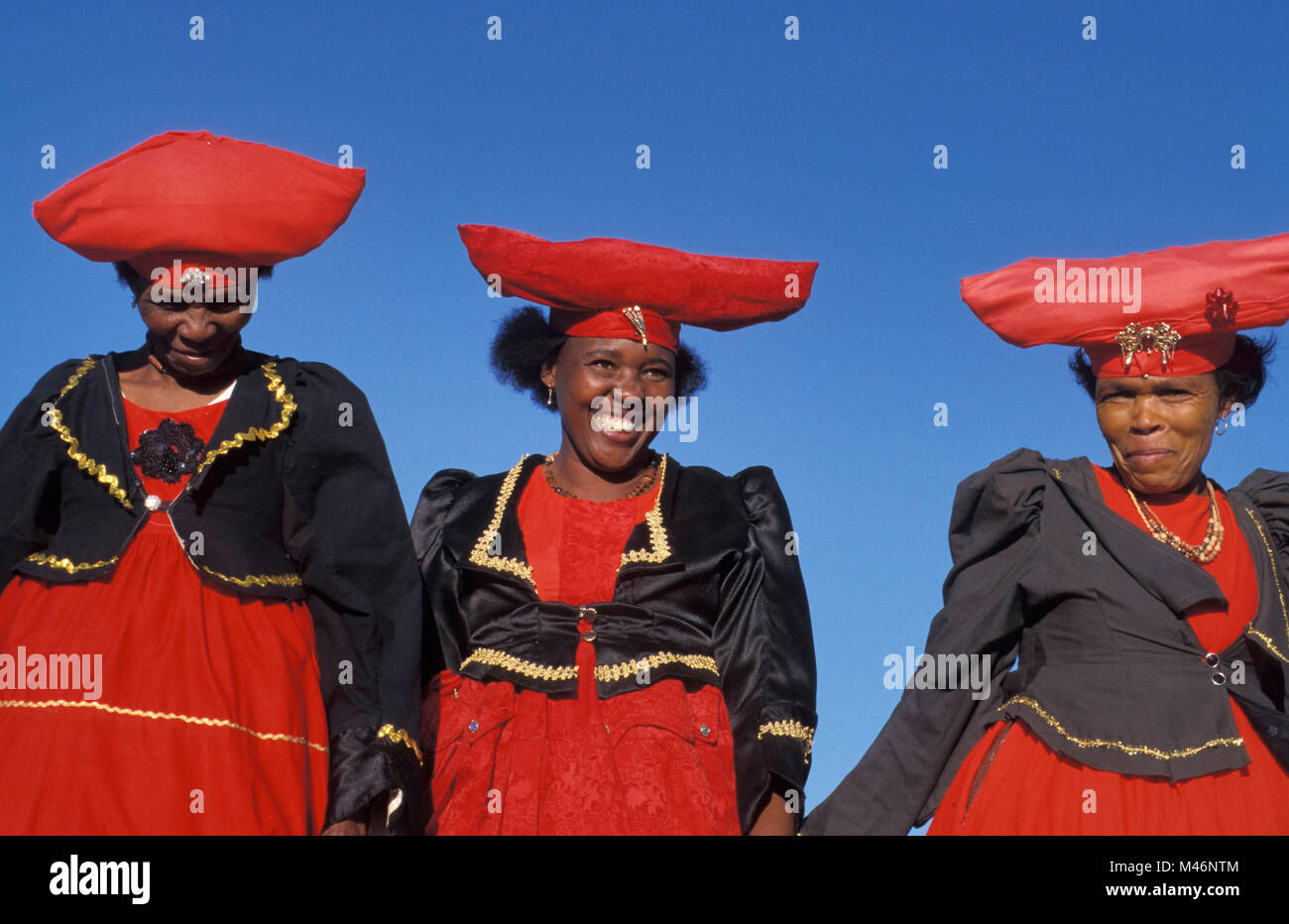 Namibia. Kaokoveld, in der Nähe von Opuwo. Herero Frauen. Typische Vicotorian kleid und hut. Stockfoto