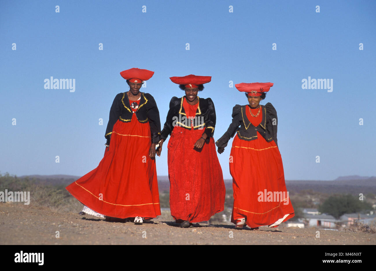 Namibia. Kaokoveld, in der Nähe von Opuwo. Herero Frauen. Typische Vicotorian kleid und hut. Stockfoto
