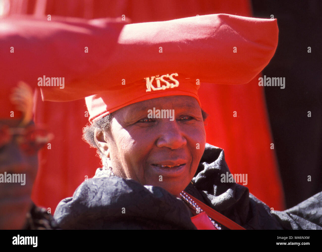 Namibia. Kaokoveld, in der Nähe von Opuwo. Herero Frau. Typische Vicotorian kleid und hut, von Frauen deutsche Missionare' beeinflusst. Stockfoto