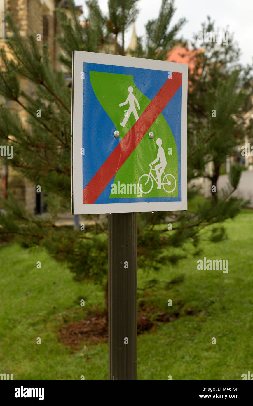 Französische Schild, kein Wandern oder Radfahren Stockfoto