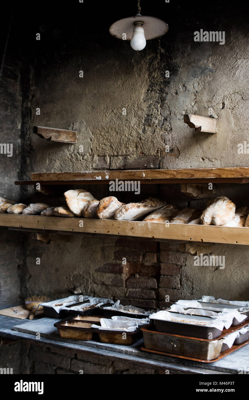 Brotbacken im Holzofen im Freien Stockfoto