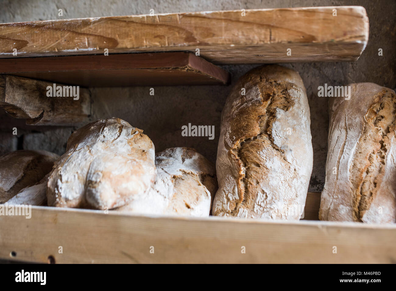 Brotbacken im Holzofen im Freien Stockfoto