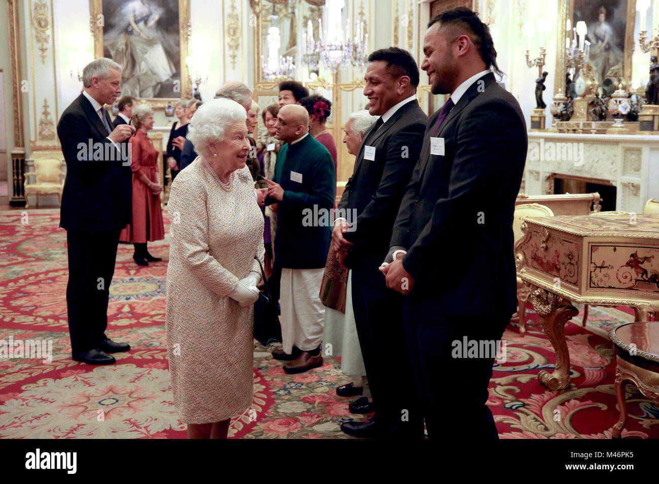 Queen Elizabeth II erfüllt die Rugbyspieler Mako (2. rechts) und Billy Vunipola bei einem Empfang des Commonwealth Diaspora Gemeinschaft zu feiern, in der Leitung bis zum Commonwealth Regierungschefs Treffen in London im April dieses Jahres, im Buckingham Palace, London. Stockfoto