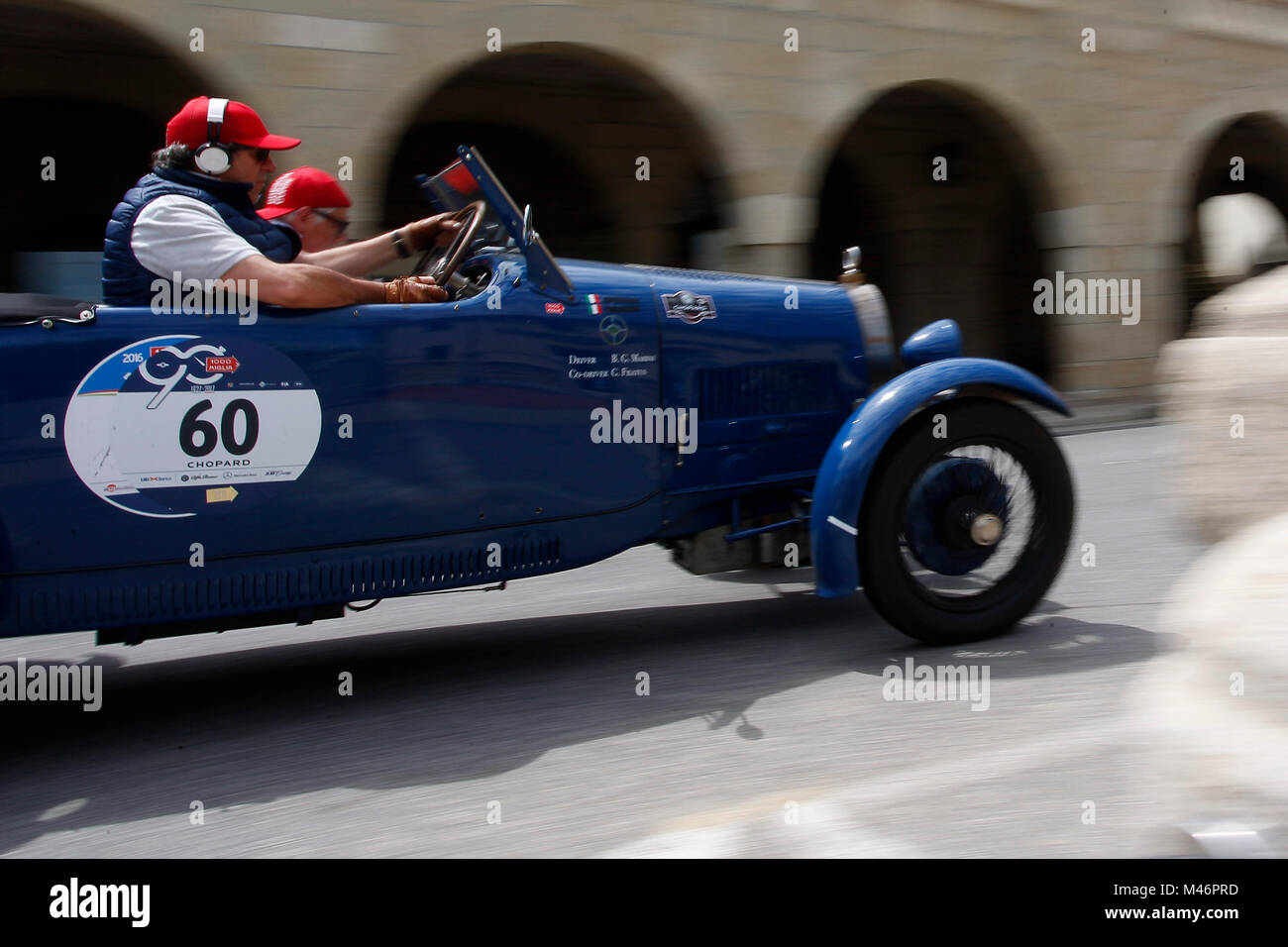 San Marino, Italien. 19., Mai 2017. Crew bestehend aus Bruno Marini und Gianfranco Fratus aus Italien mit Ihrem Modell Auto, Bugatti Typ 40 1929, Kreuze Stockfoto