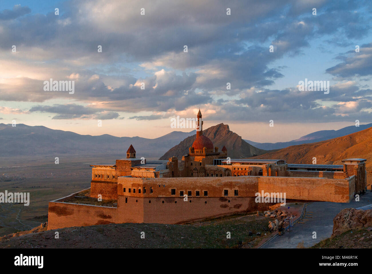 Blick über Ishak Pasha Palace in Dogubeyazit, Türkei, die in den Sonnenuntergang. Stockfoto