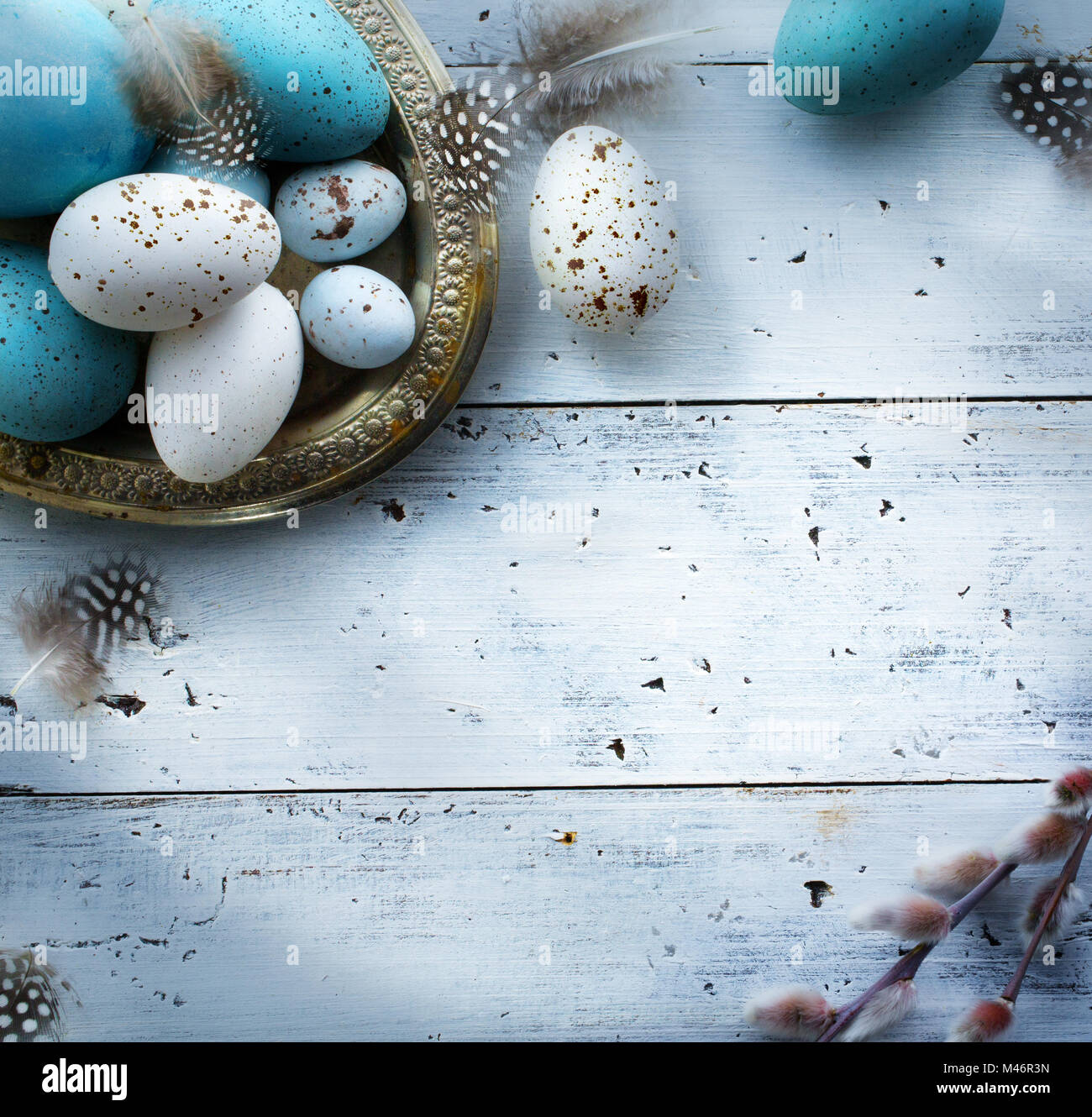 Ostern Hintergrund mit Ostereier auf weißen Tisch Stockfoto